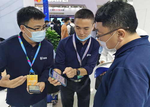余长江(左一)向包头市政府领导展示蓝信功能