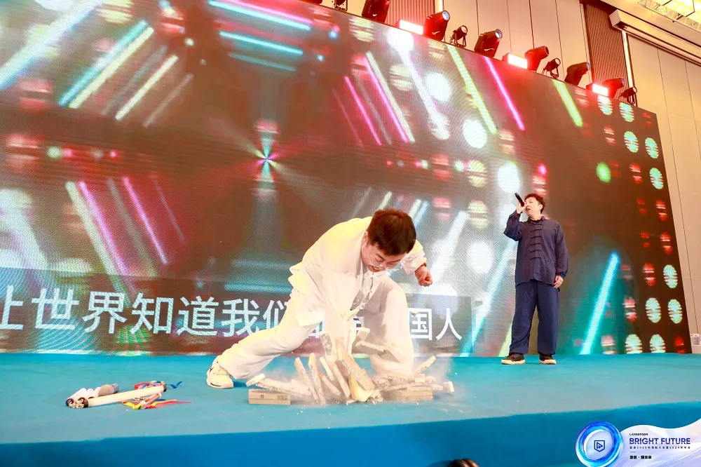 蓝信年会表演.jpg